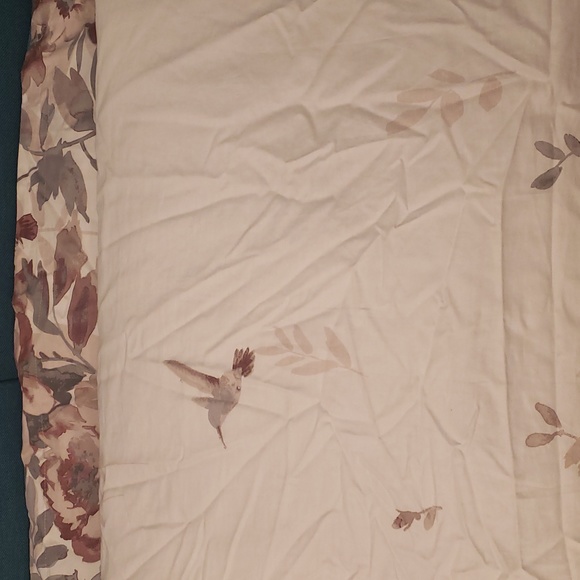 Queen size duvet  with two standard pillow shams. - Picture 3 of 3